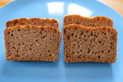 Roggen 2/3 - Dinkel 1/3 - Vollkornbrot - rechts weicherer Teig, links gleicher Teig etwas fester