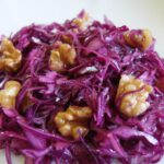 Blaukraut als kräftig-würziger Salat mit blütenhaftem Charakter