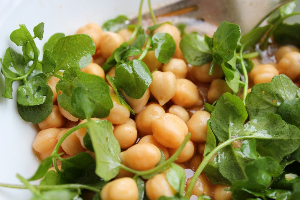 Brunnenkressesalat mit Kichererbsen